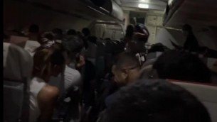 Volo Fiumicino-Olbia in ritardo di 3 ore: protesta passeggeri, alcuni scendono