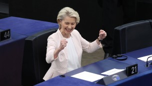 Von der Leyen rieletta grazie ai Verdi: 401 sì, Fratelli d'Italia vota contro: "Noi coerenti"