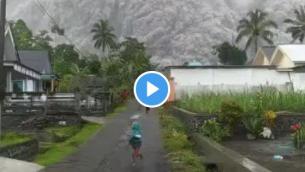 Vulcano Semeru spaventa Giava, nube da record - Video