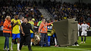 Waalwijk- Ajax, portiere Vaessen perde i sensi dopo scontro: partita interrotta - Video