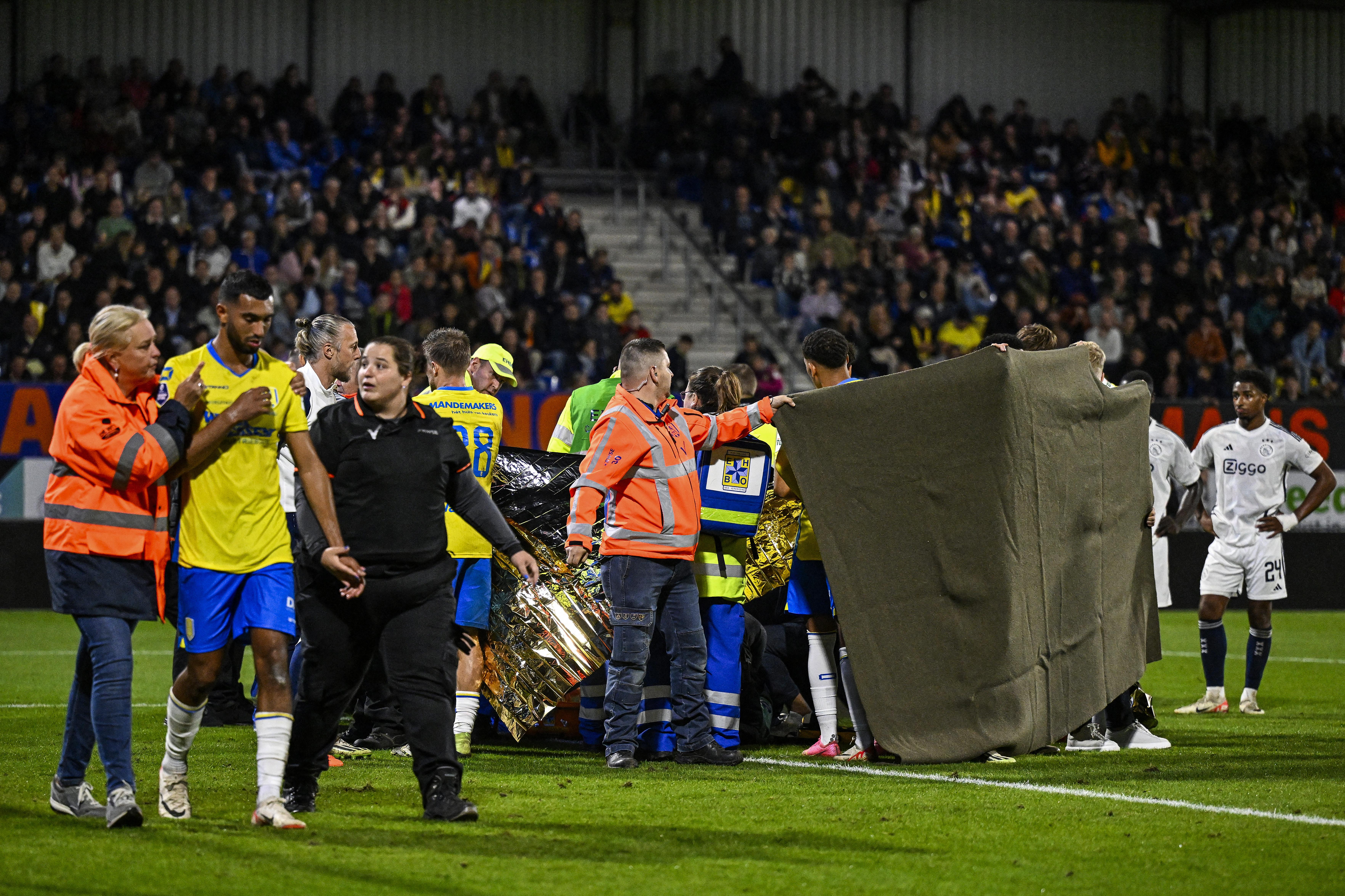 Waalwijk- Ajax, portiere Vaessen perde i sensi dopo scontro: partita interrotta - Video