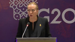 Web sta con Meloni: "Giusto portare la figlia al G20"