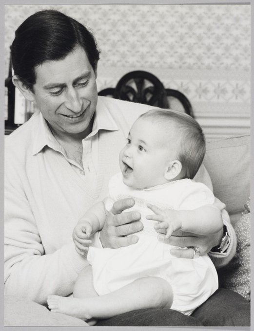 William compie 42 anni, re Carlo diffonde la foto col principe bambino