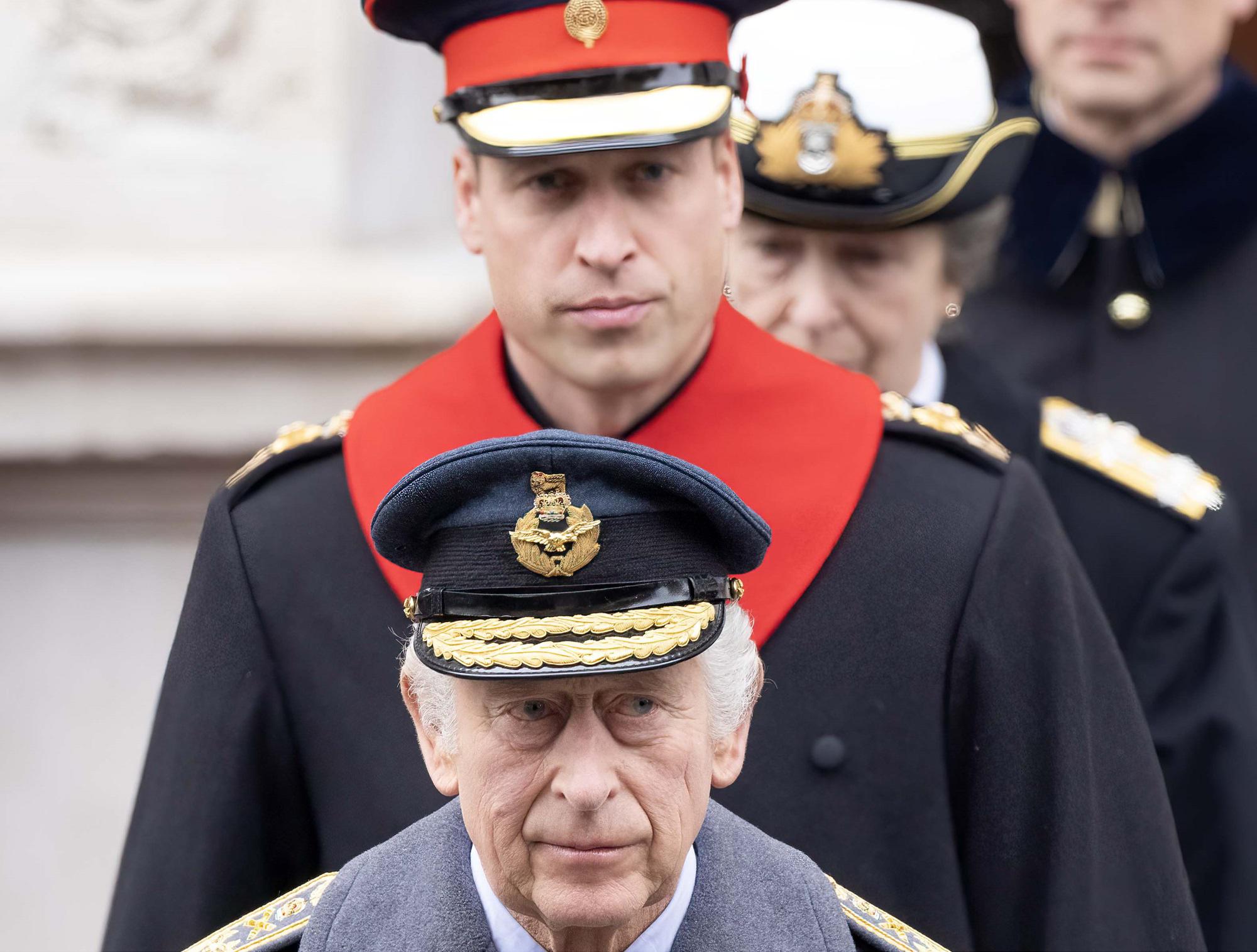 "William e Carlo in lotta per il futuro della monarchia", nuove rivelazioni scuotono la famiglia reale