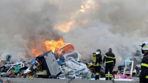 xvigili-del-fuoco-spengono-un-rogo-di-spazzatura-foto-ansa-720x0-c-default-jpg-pagespeed-ic-xbdwymyfhb