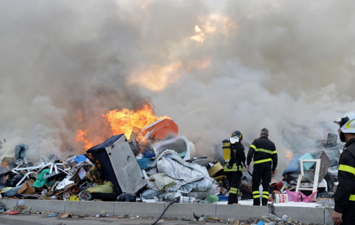 xvigili-del-fuoco-spengono-un-rogo-di-spazzatura-foto-ansa-720x0-c-default-jpg-pagespeed-ic-xbdwymyfhb