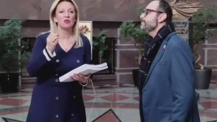 Zakharova riceve firme petizione contro Mattarella e canta 'Bella Ciao' - Video