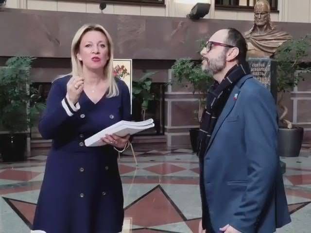 Zakharova riceve firme petizione contro Mattarella e canta 'Bella Ciao' - Video