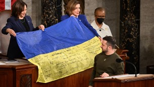 Zelensky al Congresso Usa, a Pelosi bandiera con firme soldati al fronte