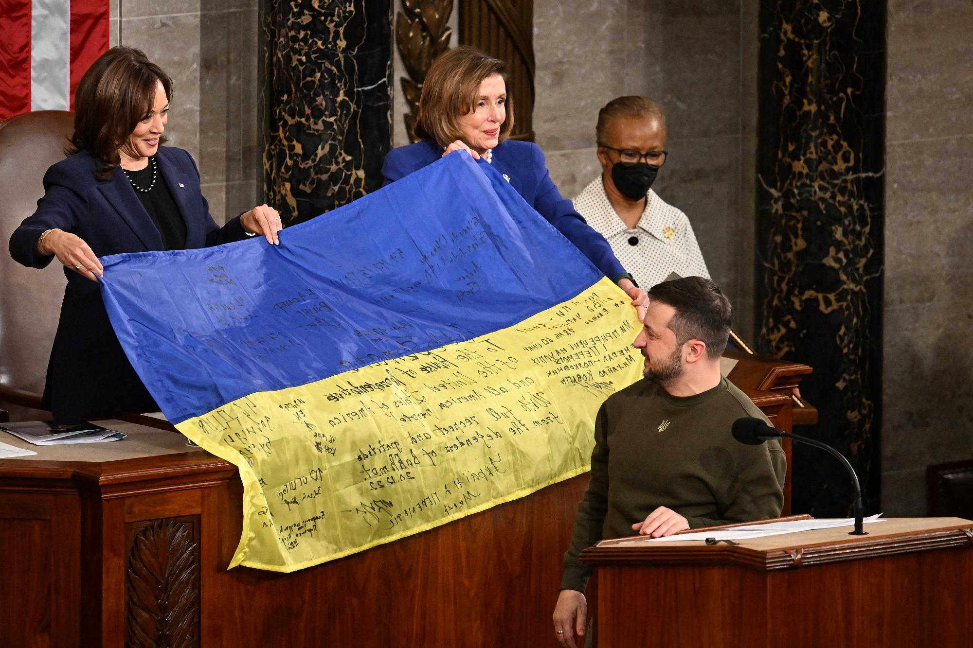 Zelensky al Congresso Usa, a Pelosi bandiera con firme soldati al fronte