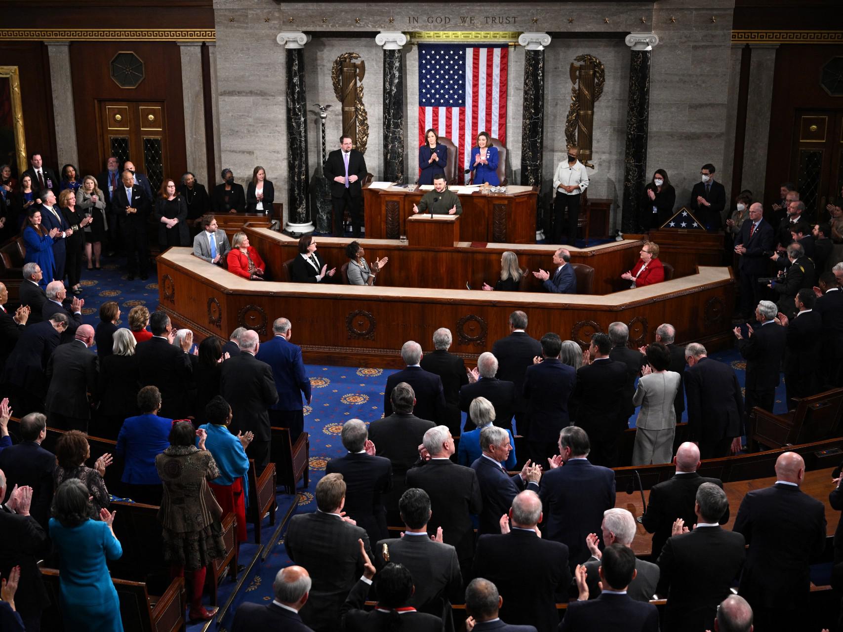 Zelensky al Congresso Usa: "Ucraina è viva, non ci arrenderemo mai"