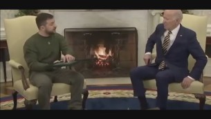 Zelensky consegna medaglia a Biden: "E' il capitano" - Video