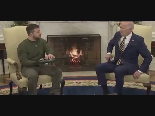 Zelensky consegna medaglia a Biden: "E' il capitano" - Video
