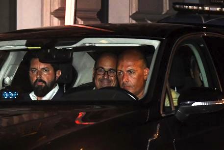 Governo, Zingaretti lascia in auto Palazzo Chigi