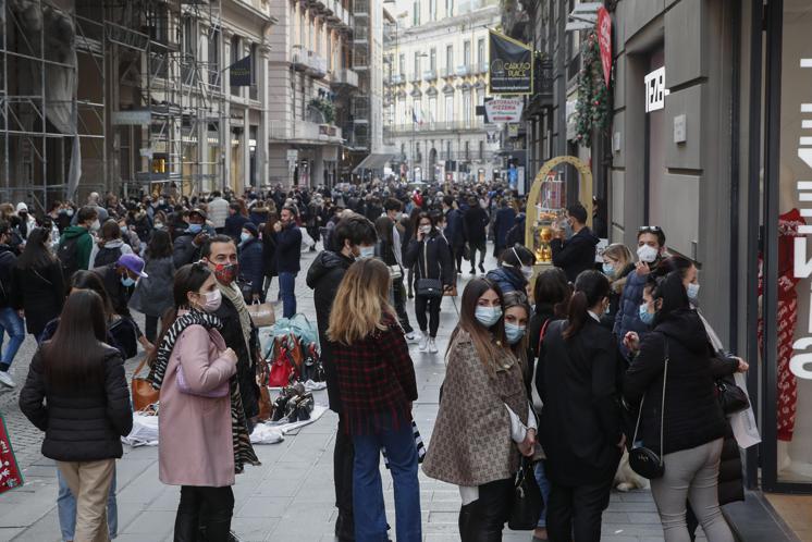 Zona gialla e arancione, regole e regioni a rischio: cosa cambia oggi